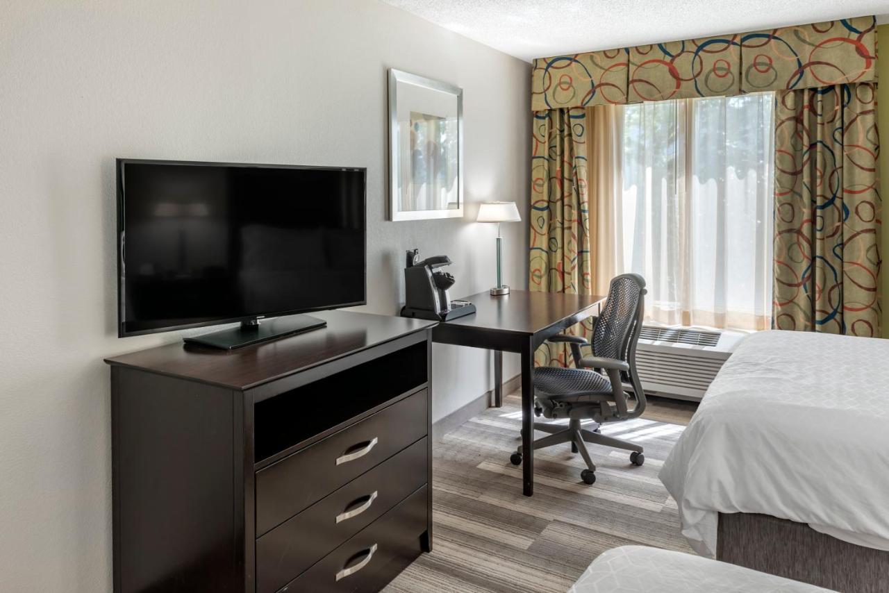 Holiday Inn Express Hotel & Suites Cincinnati-Blue Ash, An Ihg Hotel Exterior photo