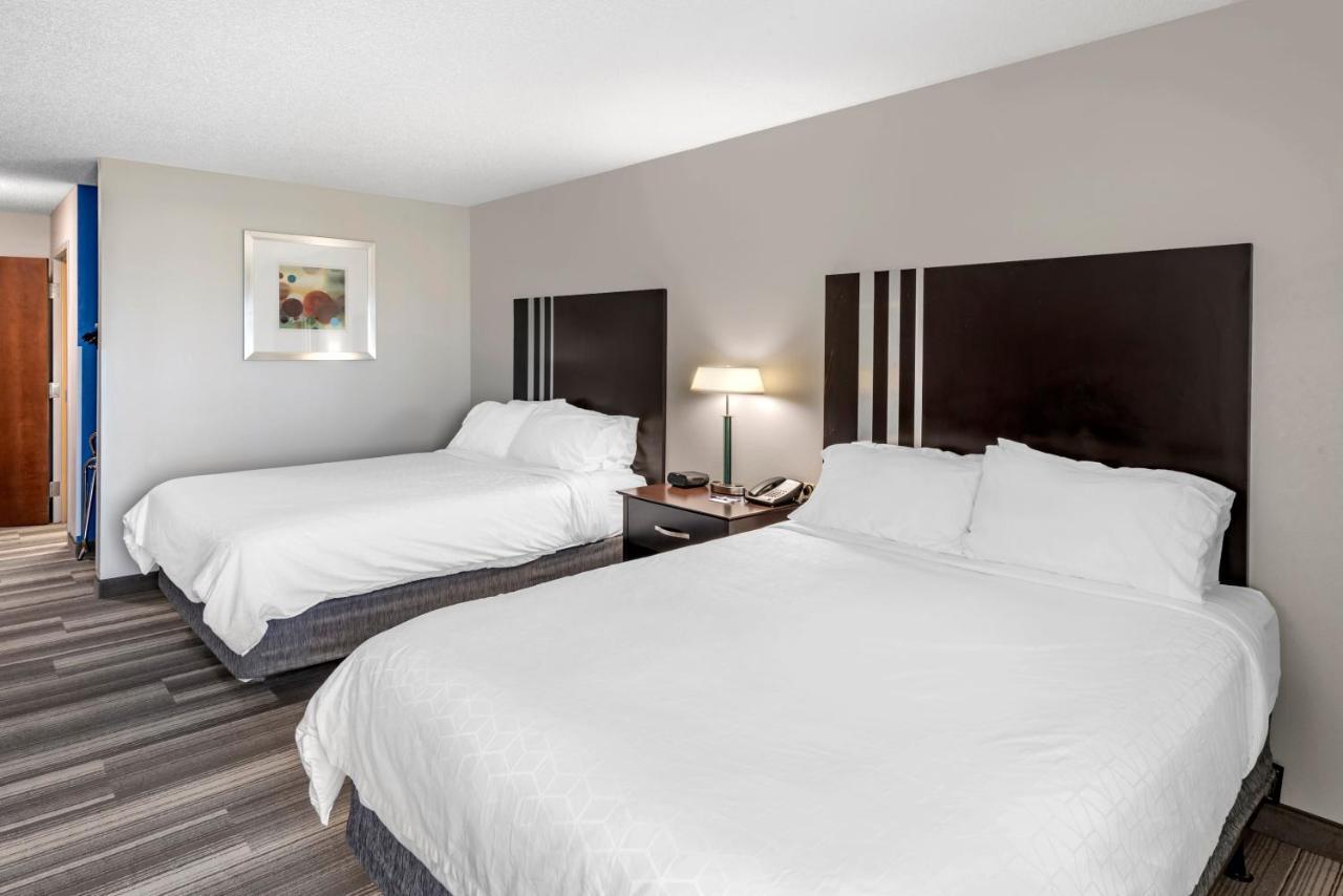Holiday Inn Express Hotel & Suites Cincinnati-Blue Ash, An Ihg Hotel Exterior photo