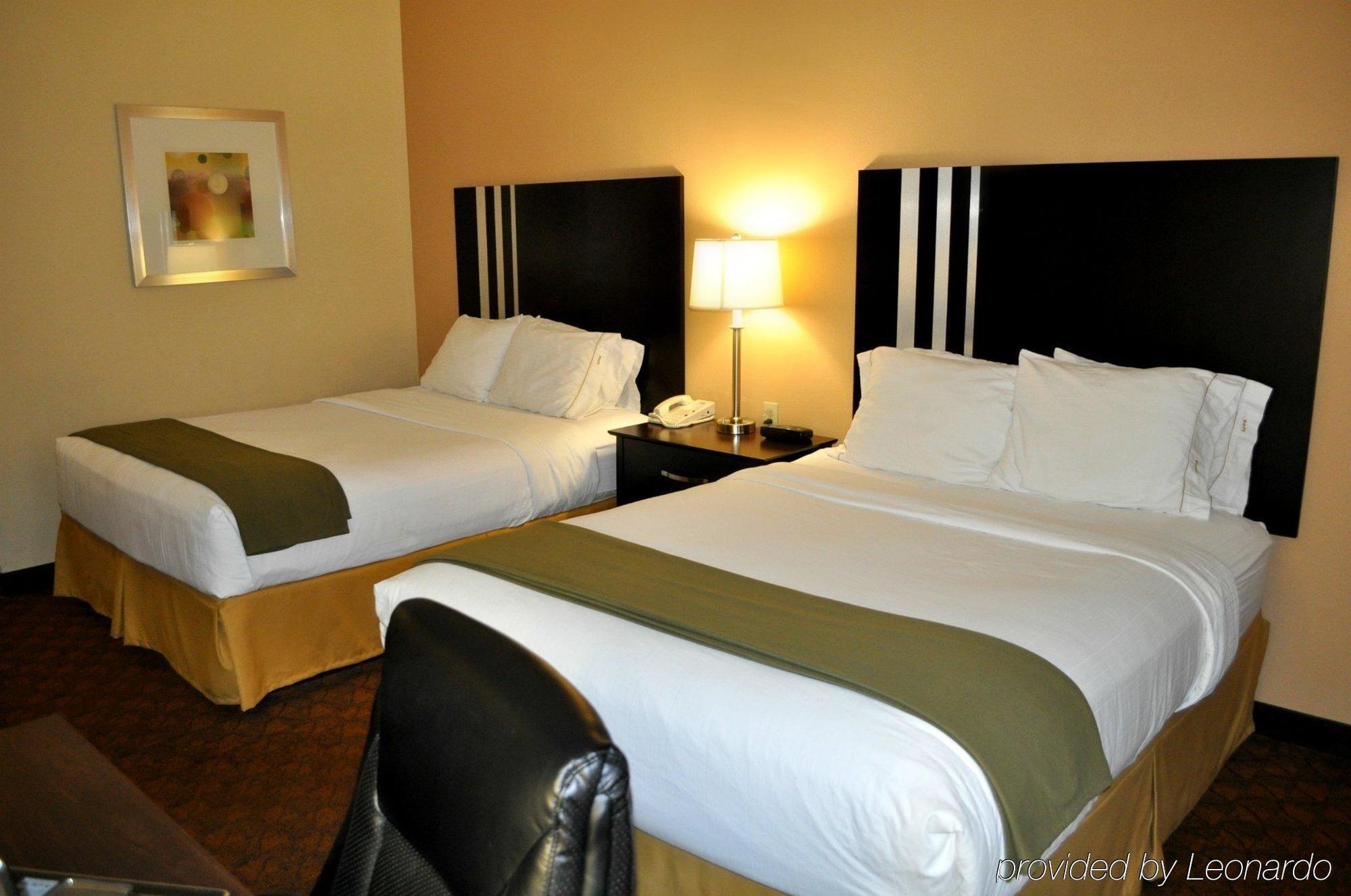 Holiday Inn Express Hotel & Suites Cincinnati-Blue Ash, An Ihg Hotel Room photo