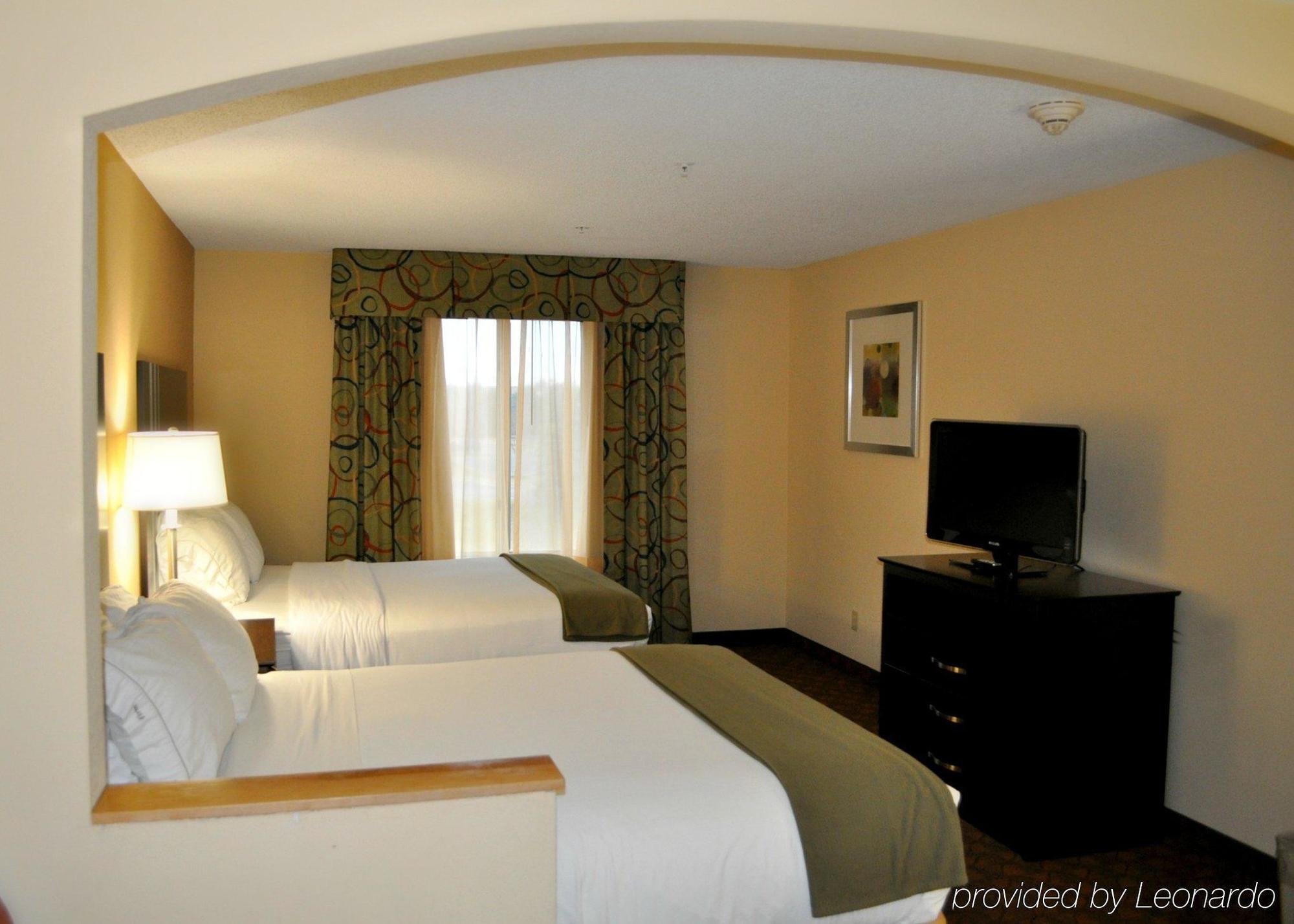 Holiday Inn Express Hotel & Suites Cincinnati-Blue Ash, An Ihg Hotel Room photo
