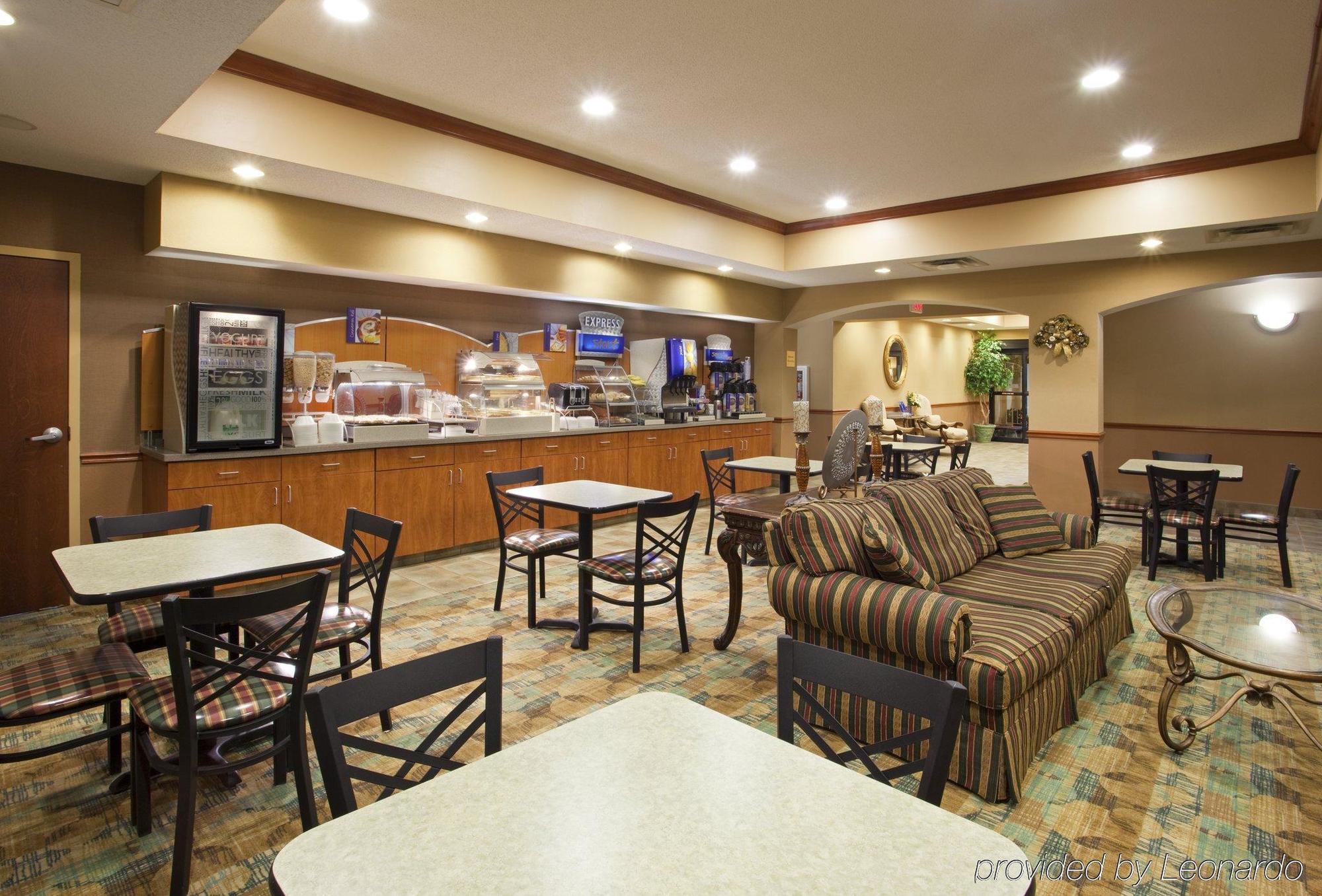 Holiday Inn Express Hotel & Suites Cincinnati-Blue Ash, An Ihg Hotel Restaurant photo